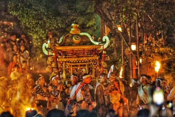 由岐神社から下ってくる神輿　2023年10月22日　撮影：MKタクシー