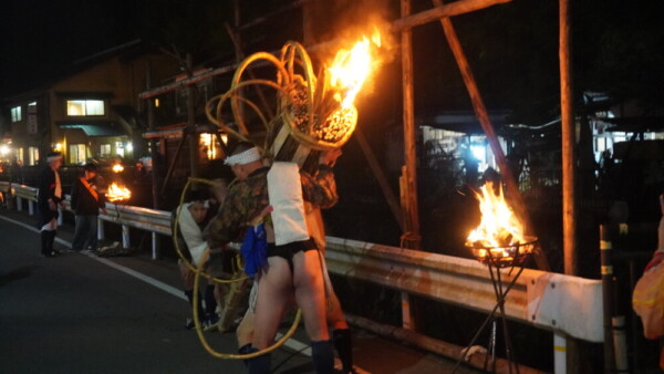 19：25　篝の火を使って甲斐性松明に点火　撮影：MKトラベル