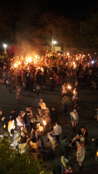 くらま温泉に安置された二基の神輿と束の間の休息をとる祭礼関係者　撮影：MKトラベル