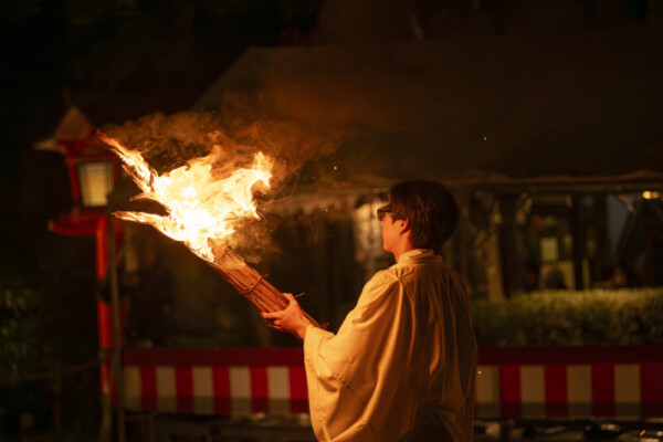 鞍馬寺山門前から神事触れに出る若者　提供：井上 裕康｜Hiro Inoue (@hamnin1027ie)