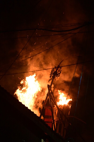 20：45　鞍馬駅横から屋根越しに見える剣鉾と松明　撮影：MKトラベル