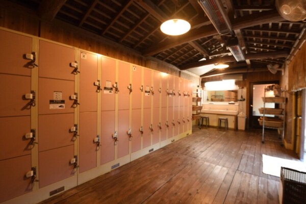 手荷物を保管できる内風呂内のロッカー　提供：くらま温泉