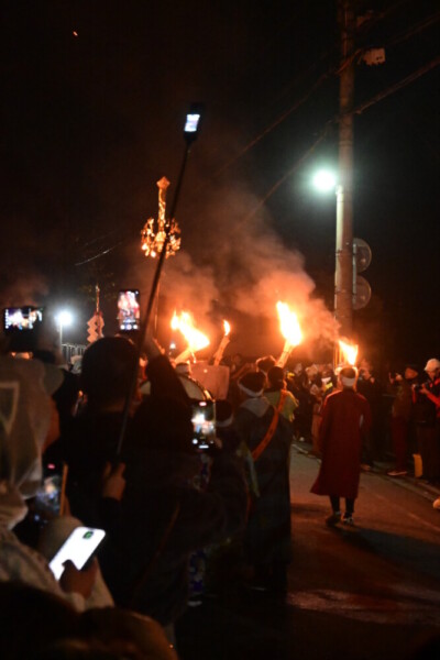 20：00　十王堂橋で行われているよく見えない「諸礼」　撮影：MKトラベル