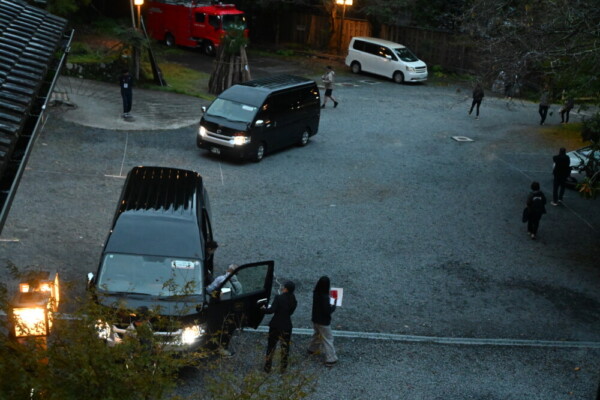 17:13　暗くなり始めたくらま温泉にツアーのジャンボタクシーが続々と到着　撮影：MKトラベル