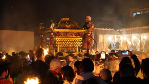 23：55　二基目の神輿が御旅所へと宮入り　撮影：MKトラベル