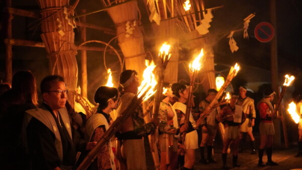 23：23　御旅所前で神輿を待つ　撮影：MKトラベル