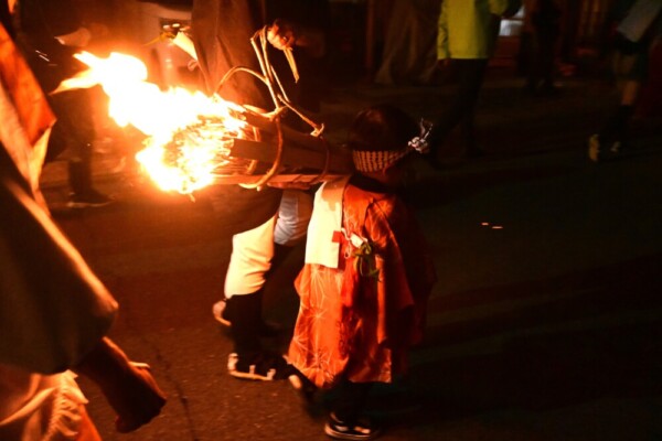 18：48　小さなとっくり松明を担いで歩く子どの　撮影：MKトラベル