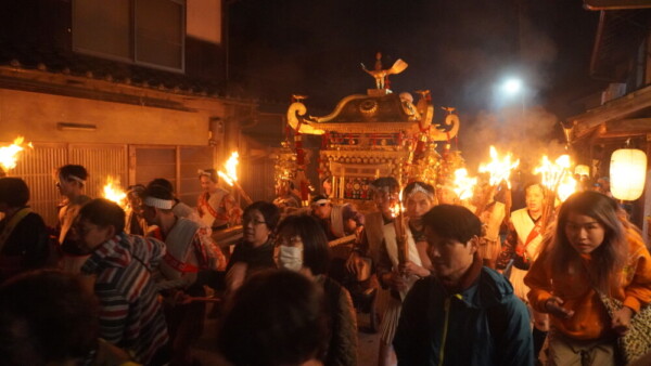 22：38　一般の人も混じって曳く神輿　撮影：MKトラベル