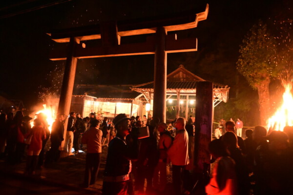 19：32　注連縄切へ向けて準備が進む御旅所　撮影：MKトラベル