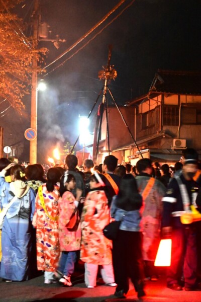 20：25　注連縄切りを終えて剣鉾などが続々と御旅所を出発　撮影：MKトラベル