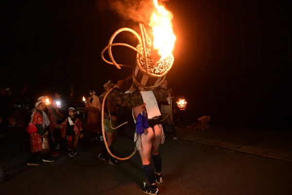 19：27　無事着火し、南へと向かう甲斐性松明　撮影：MKトラベル