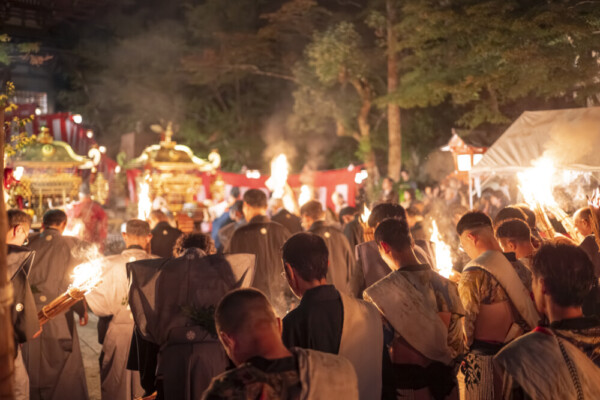 神輿に拝礼する鞍馬の方々　提供：井上 裕康｜Hiro Inoue (@hamnin1027ie)