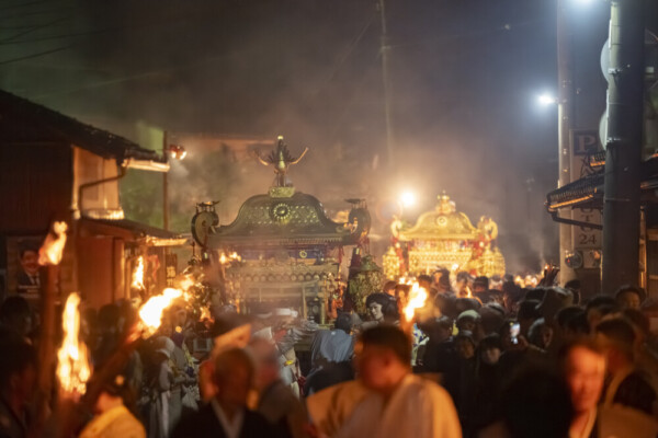 二基の神輿の巡行　提供：井上 裕康｜Hiro Inoue (@hamnin1027ie)