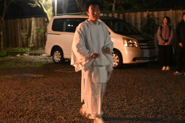 18：26　「神事触れ」の大役を終えた若者　撮影：MKトラベル
