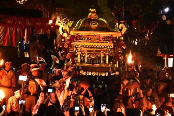 22：16　八所明神の神輿と「チョッペンの儀」　撮影：MKトラベル