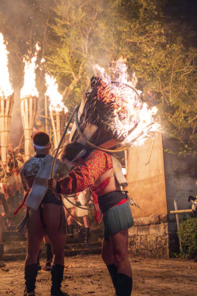 石段でも燃え盛る松明　提供：井上 裕康｜Hiro Inoue (@hamnin1027ie)