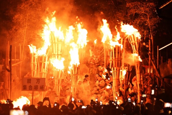 21：17　石段で激しく燃え盛る松明　撮影：MKトラベル