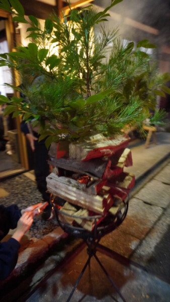 18：05　家々の前にある篝に着火　撮影：MKトラベル