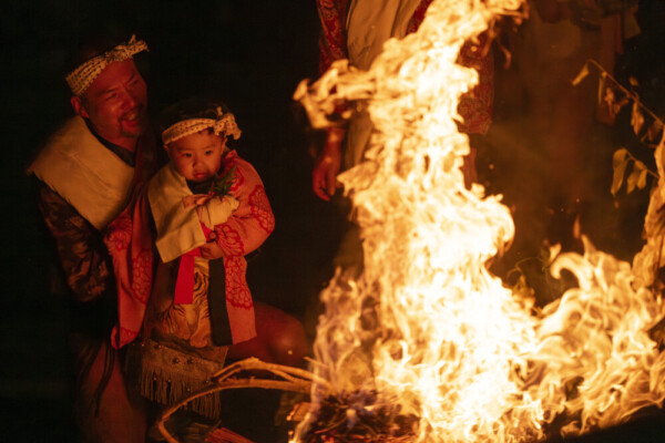 松明の炎を眺める親子　提供：井上 裕康｜Hiro Inoue (@hamnin1027ie)