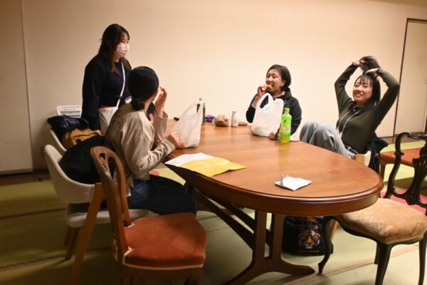 18：23　全てのお客様が鞍馬の火祭鑑賞か温泉へと出かけ、一息ついたタイミングのMKトラベルスタッフのオフショット