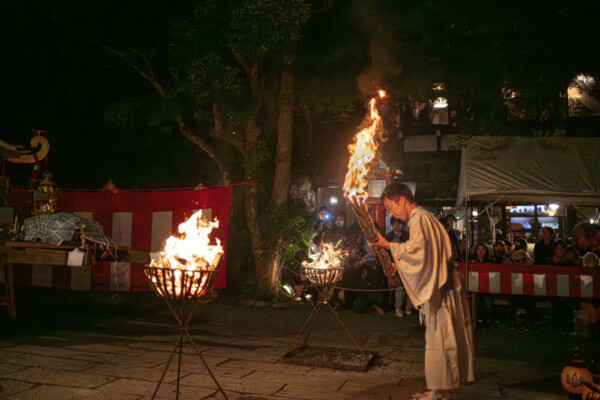 鞍馬寺山門前での神事触れの出発の儀式　提供：井上 裕康｜Hiro Inoue (@hamnin1027ie)