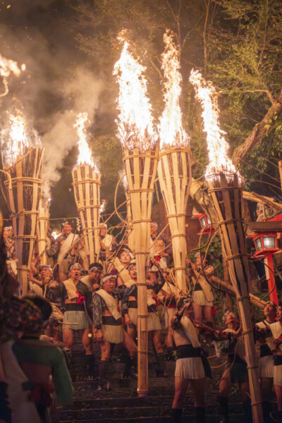 石段でも燃え盛る松明　提供：井上 裕康｜Hiro Inoue (@hamnin1027ie)