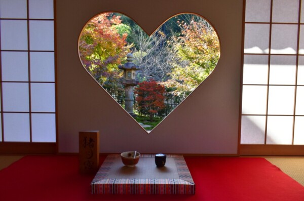 正寿院客殿の猪目窓越しの紅葉　2020年11月14日　撮影：MKタクシー