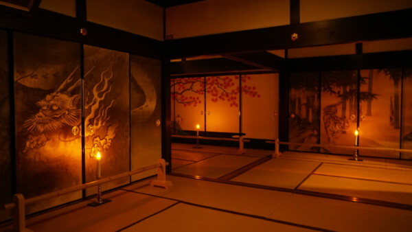 本堂内の襖絵　2021年11月17日　撮影：MKタクシー