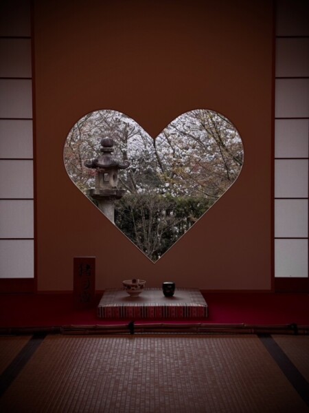 桜シーズンの正寿院の猪目窓　2024年4月8日　撮影：MKタクシー