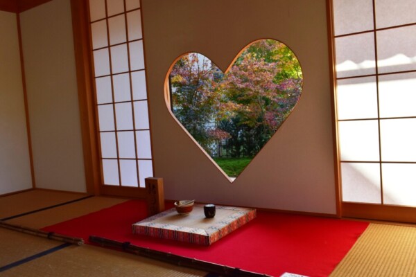 正寿院客殿の猪目窓越しの紅葉　2020年11月14日　撮影：MKタクシー